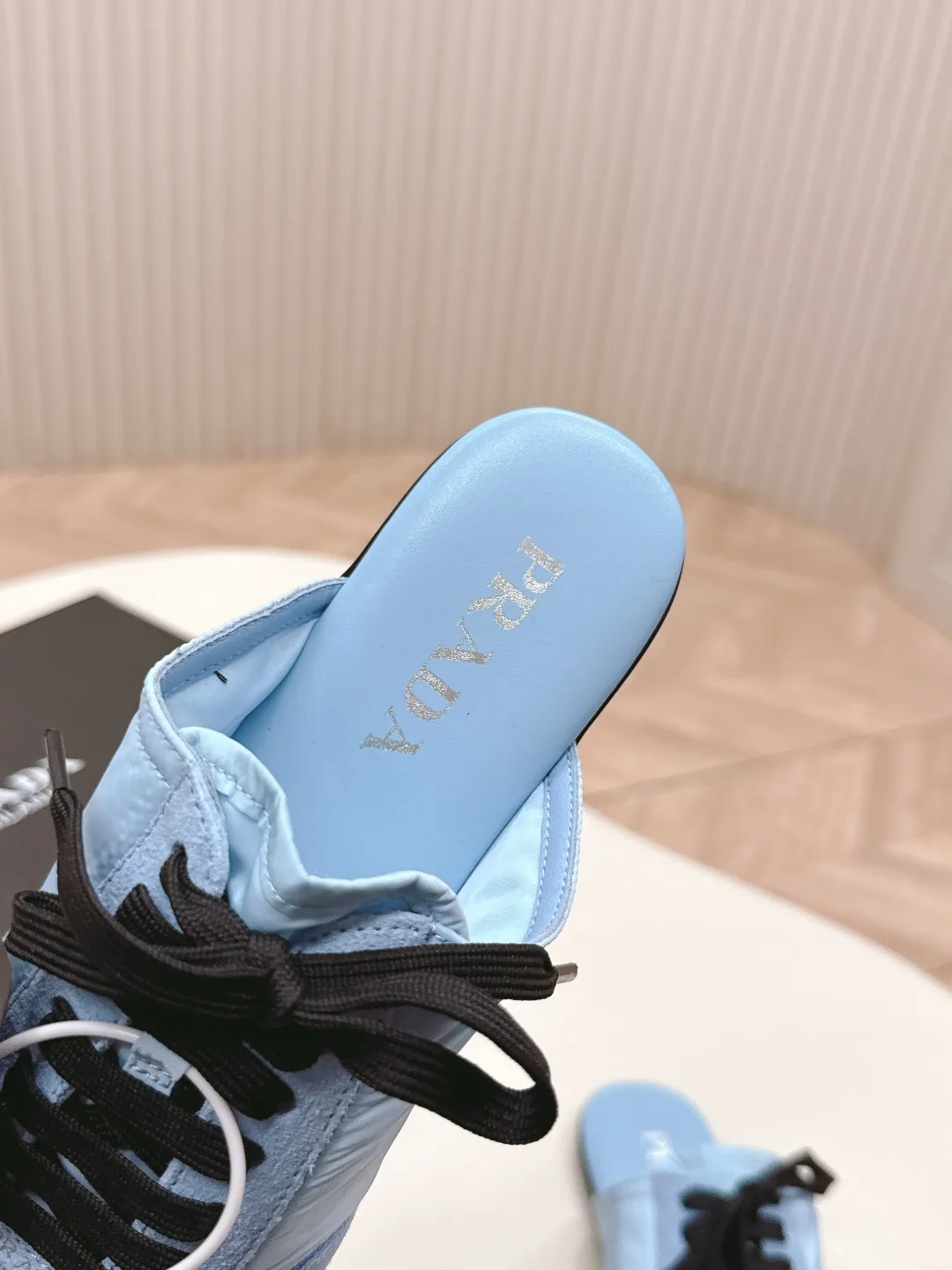 👟👟Ex-factory price 480👟👟 New color half-flop Prada Collapse recycled nylon and suede leather stretch half-flop 2025 spring and summer latest catwalk model Forrest Gump slippers Fashion item thin casual slippers This extremely lightweight sports shoe is made of recycled nylon and suede leather to create a three-dimensional shoe shape. The mixed materials highlight Prada's sports style and exquisite craftsmanship soul. The flat bottom design and elastic side cuffs make it easy to put on and take off with ease. The upper is decorated with a screen-printed logo ● Thin rubber sole · Removable leather insole upper, a casual shoe that is light, easy to wear and practical, with an original molded rubber outsole! Encounter a variety of colors combined with Forrest Gump shapes and iconic details such as Prada regenerated nylon to interpret a new style. Size: Women’s size. 35～39# 40.41